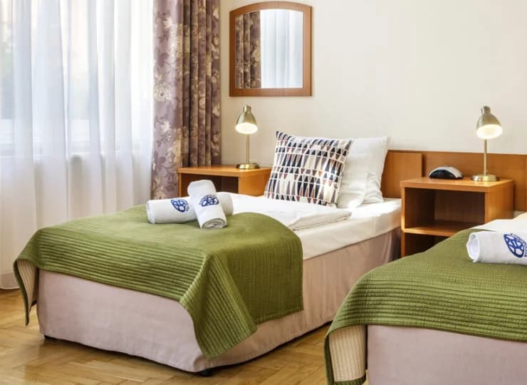 Pokoje są wyposażone w TV, WiFi, czajnik i zestaw do parzenia kawy i herbaty