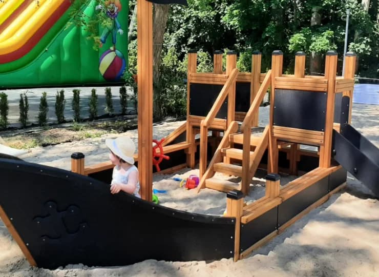 Dla najmłodszych urządzono zewnętrzny plac zabaw
