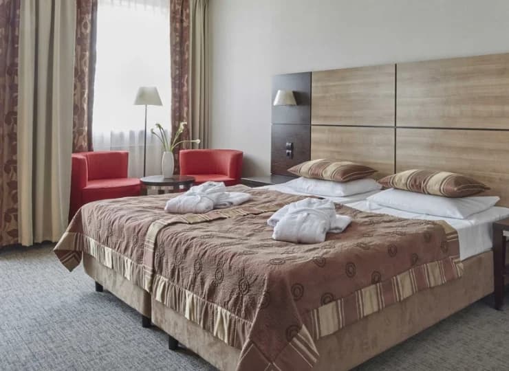 Wygodne pokoje komfort posiadają stoliczek kawowy i balkon