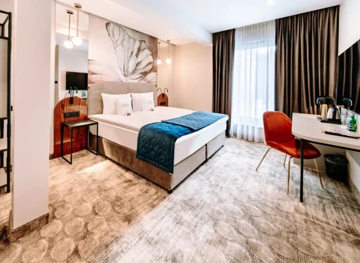 Pokój modern plus ma ponad 30 m2 powierzchni i dodatkową kanapę