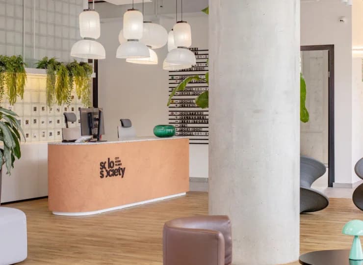 Hotelowa recepcja jest położona w lobby