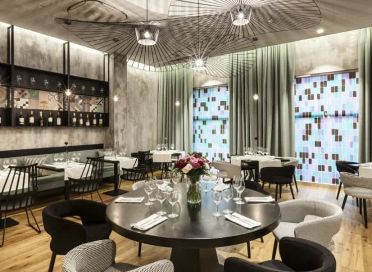Pięknie urządzona restauracja oferuje bogactwo smaków w oryginalnej formie