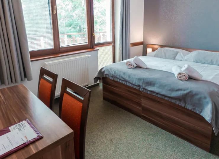 Większość pokoi ma balkon z widokiem na góry