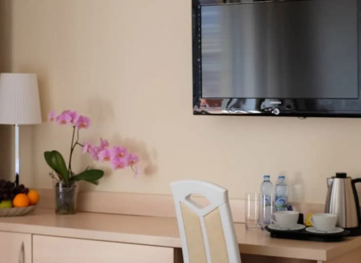W wyposażeniu: TV, lodówka, czajnik oraz dostęp do internetu