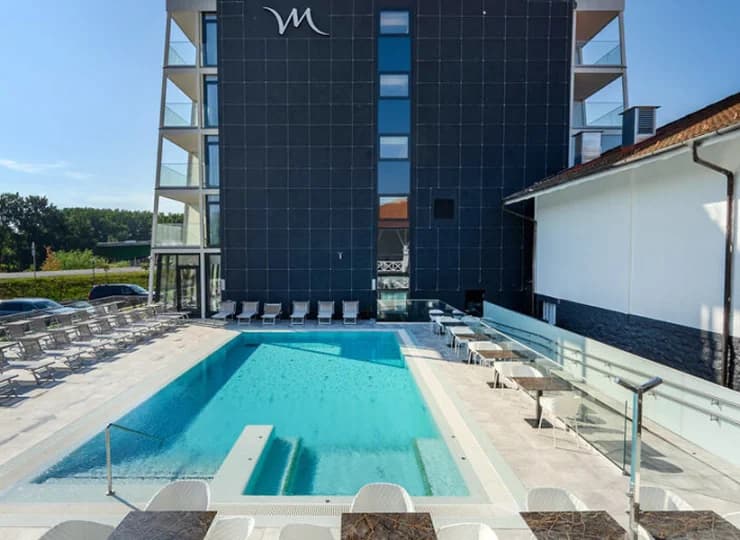 To hotel z basenem w Tokaju