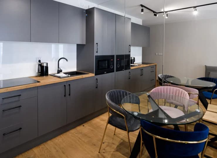 Apartamenty wyposażono m.in. w szlafroki, żelazko i deskę do prasowania