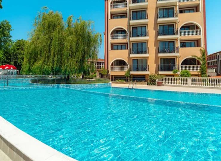 Hotel ma dwa baseny zewnętrzne oraz basen wewnętrzny