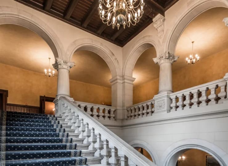 Hotel w stylu pałacowym zachwyca piękną architekturą zamku