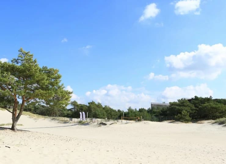 Wewnętrzna wydma zapewnia dodatkową przestrzeń do plażowania