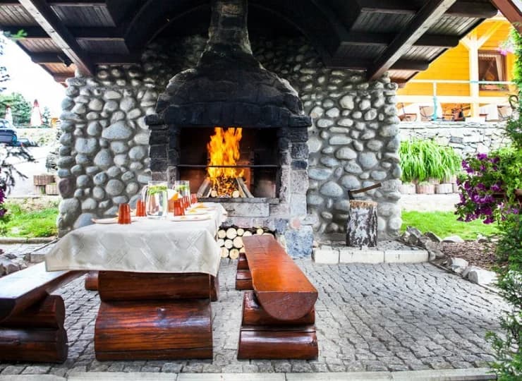 Duży grill pozwala urządzić biesiadę na świeżym powietrzu