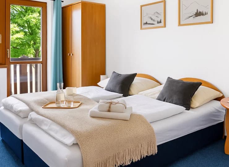 Pokoje deluxe mają balkon z widokiem na góry