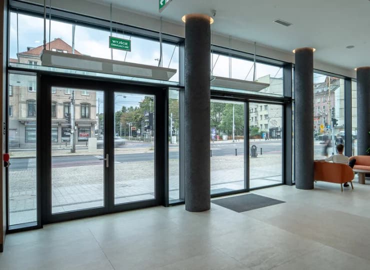 Wnętrze hotelowego lobby
