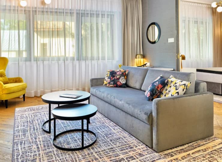 Podłoga apartamentów jest wyłożona drewnianym parkietem