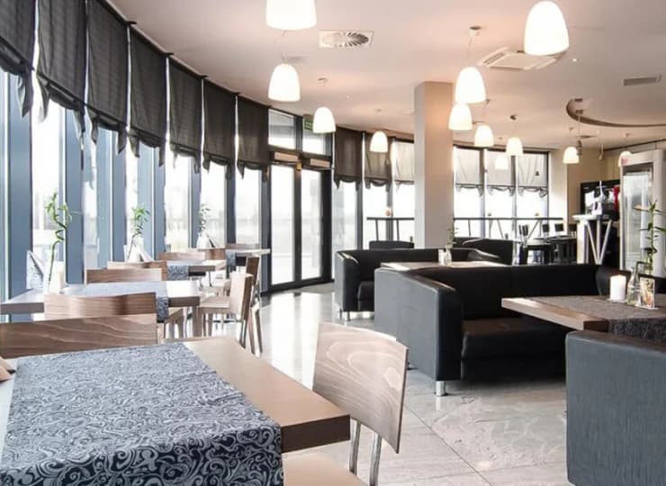 To nowocześnie urządzona i przestronna sala restauracyjna