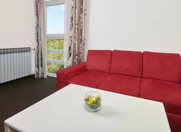 Rozkładana sofa może służyć jako dostawka dla 2 osób