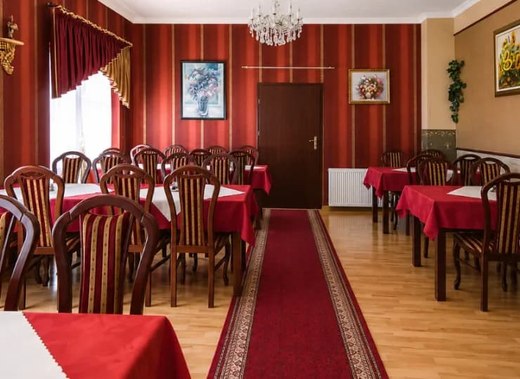 Śniadania i obiadokolacje są podawane w sali restauracyjnej