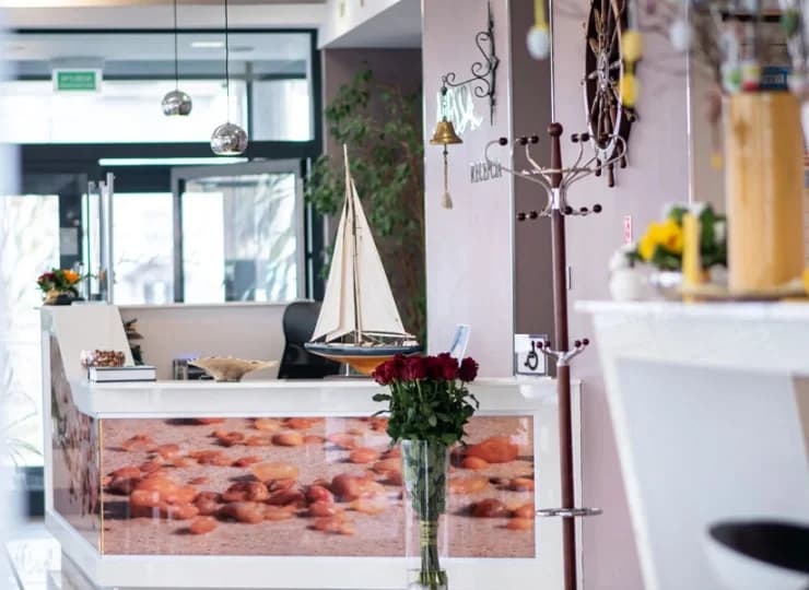 Hotelowa recepcja dostępna jest dla gości przez całą dobę