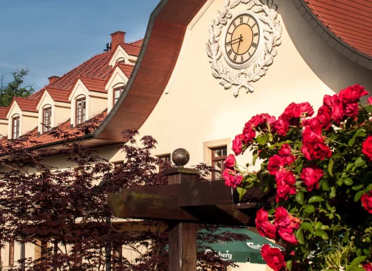 Latem hotel otacza zadbany ogród