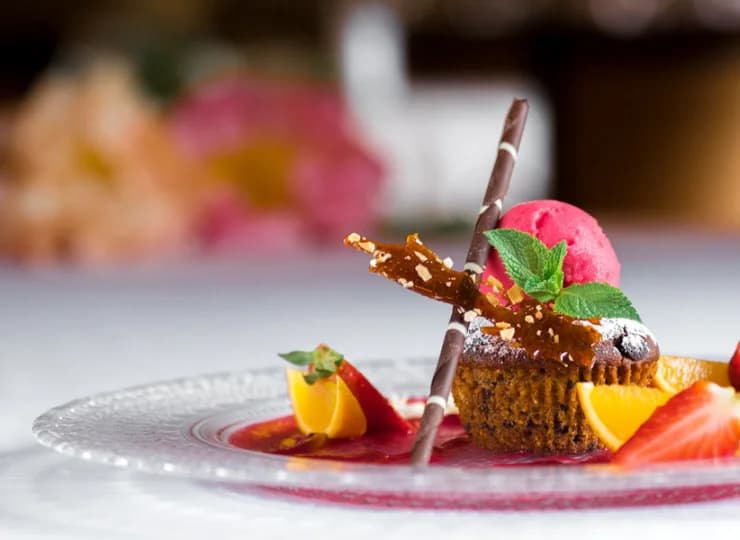 Restauracja specjalizuje się w wykwintnych daniach i deserach