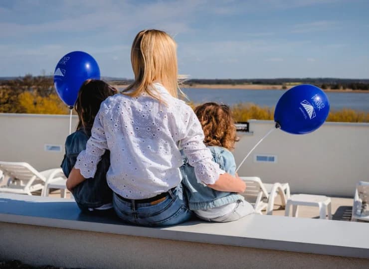 Jeden z tarasów oferuje piękny widok na jezioro Jamno