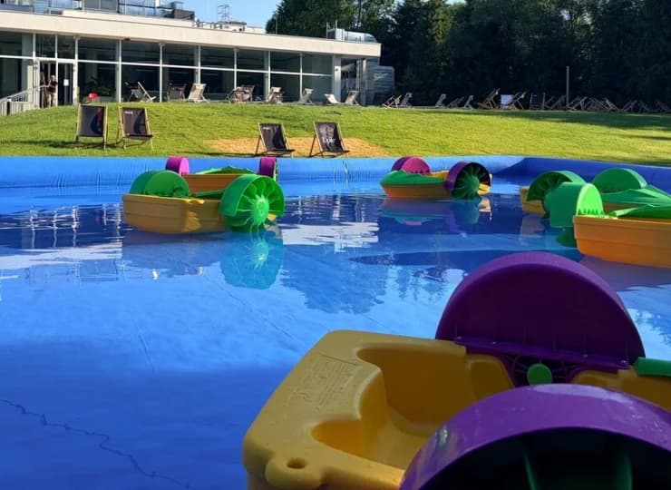 Dodatkową atrakcją jest basen ze specjalnymi, wodnymi pojazdami