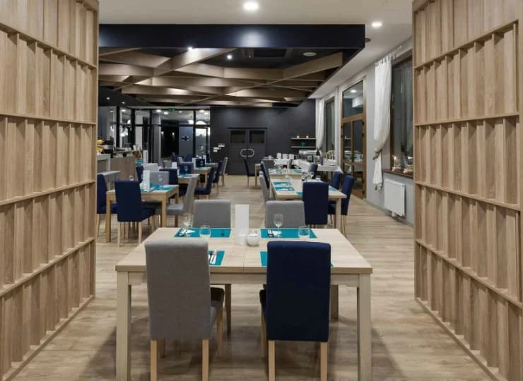 W hotelu mieści się Restauracja Portowa