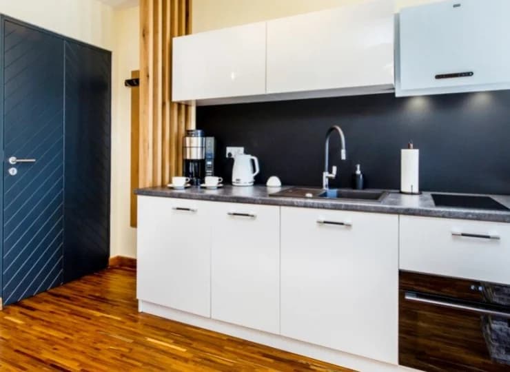Apartament posiada nowoczesny aneks kuchenny