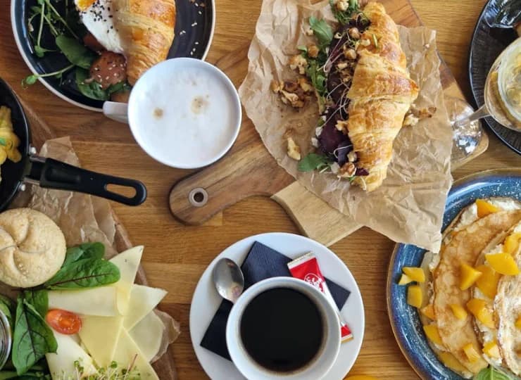 Dla gości apartamentów każdego ranka w restauracji są podawane pyszne śniadania
