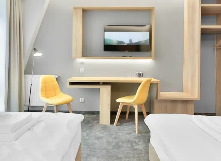 Pokoje są wyposażone w TV, WiFi, zestaw do kawy i herbaty, czajnik i sejf