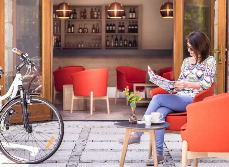 Kawą lub drinkiem można delektować się na tarasie
