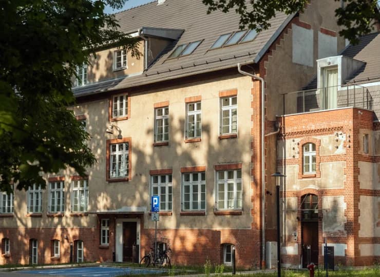 Apartamenty mieszczą się w budynkach zrewitalizowanego klasztoru