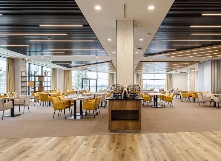W hotelu mieszczą się dwie restauracje