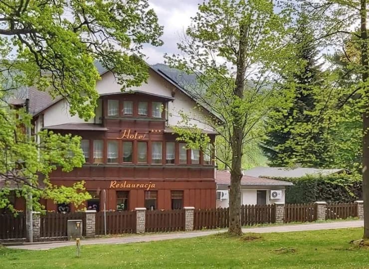Hotel Świeradów jest położony naprzeciwko Parku Zdrojowego