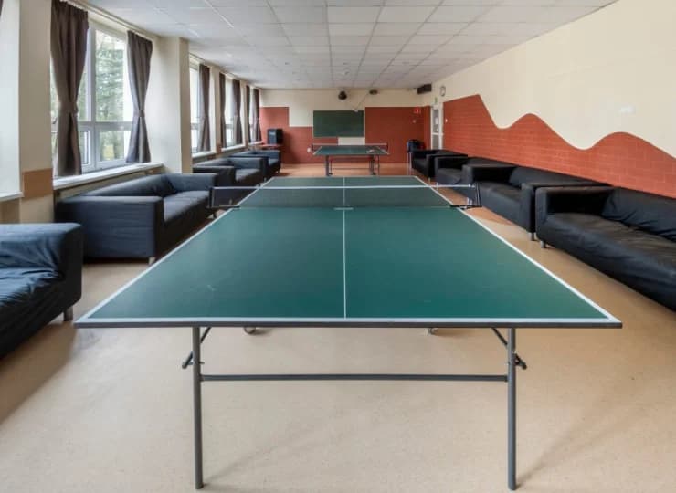 Wewnątrz hotelu znajdują się siłownia, stół do ping-ponga, piłkarzyki