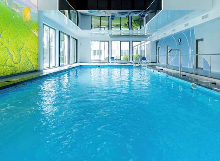 Dostępny jest przestronny basen z atrakcjami wodnymi i jacuzzi