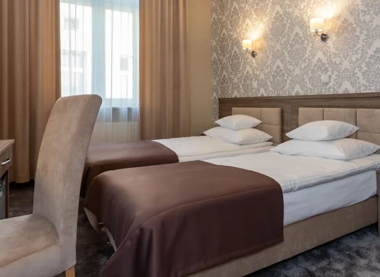 Okna pokoi wychodzą na Planty lub zaciszne podwórko