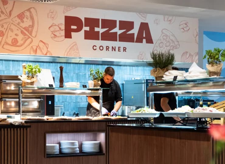 Są kąciki: show cooking, pizza corner oraz kids corner