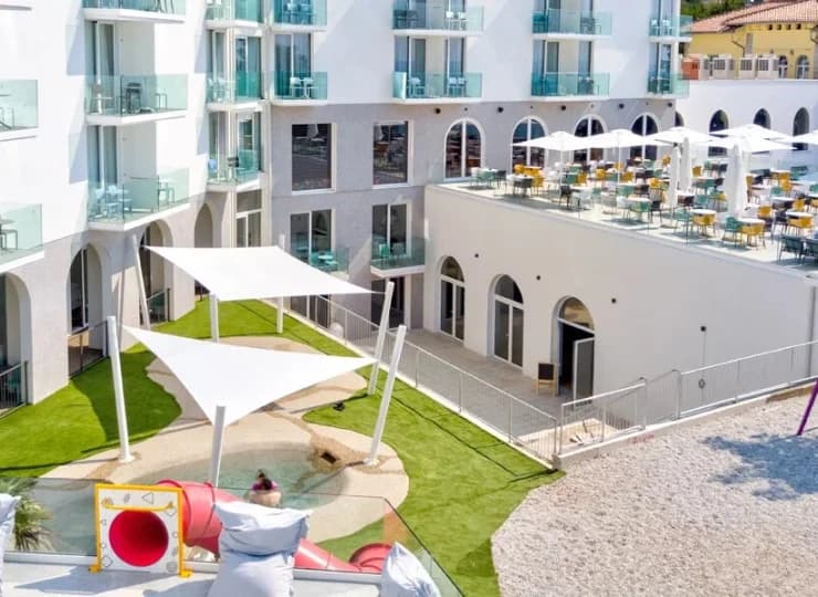 Hotel oferuje liczne atrakcje dla dzieci na świeżym powietrzu