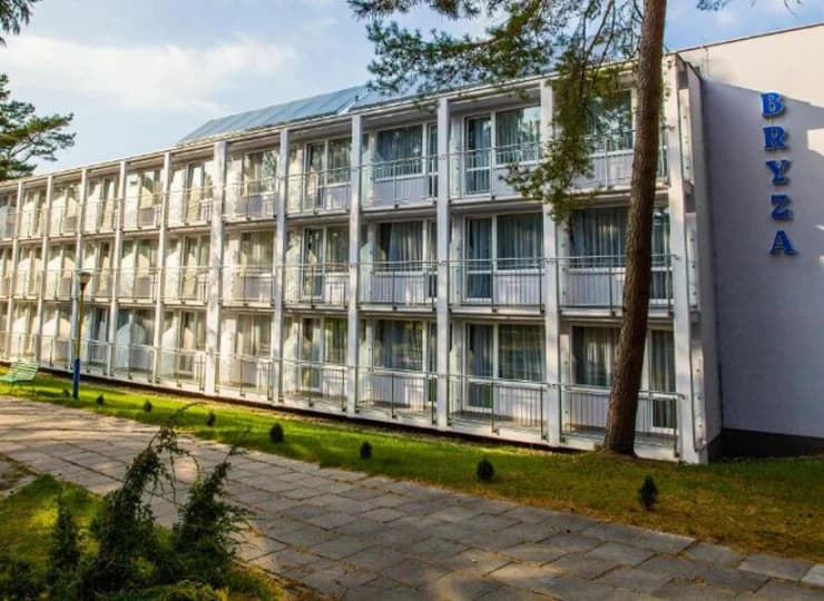 Budynki kompleksu są wyposażone w windy i balkony
