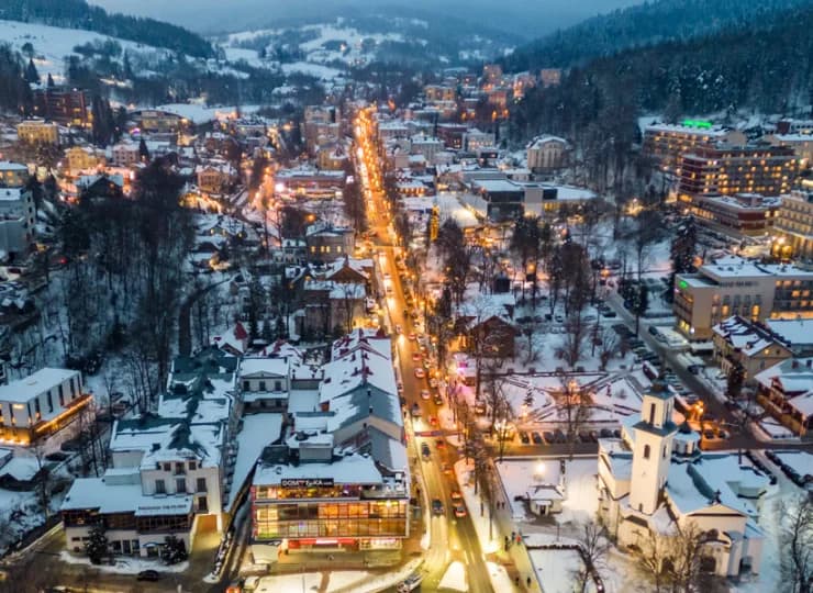 Położona w Beskidach Krynica-Zdrój to świetne miejsce na zimowy wypoczynek