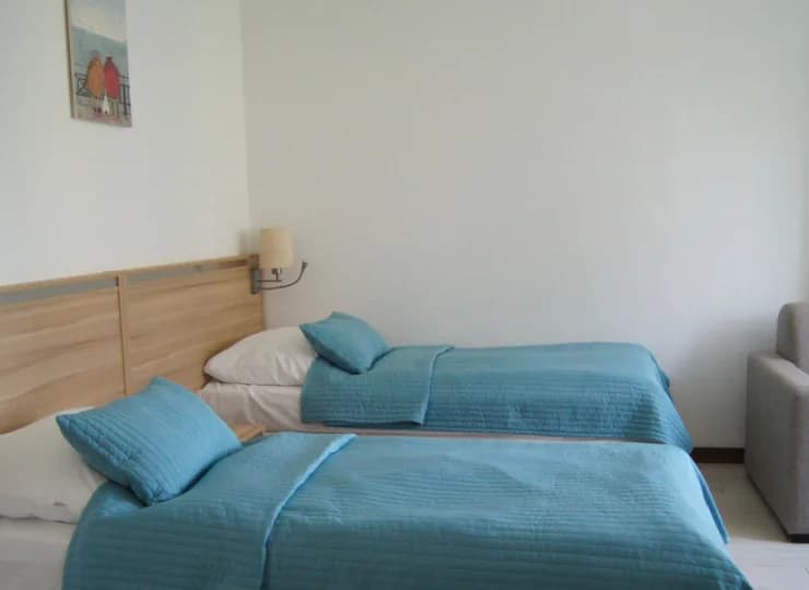 W każdym apartamencie znajdują się pojedyncze łożka z możliwością połączenia