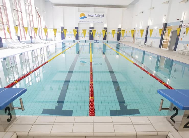 Hotel dysponuje dużym basenem sportowym