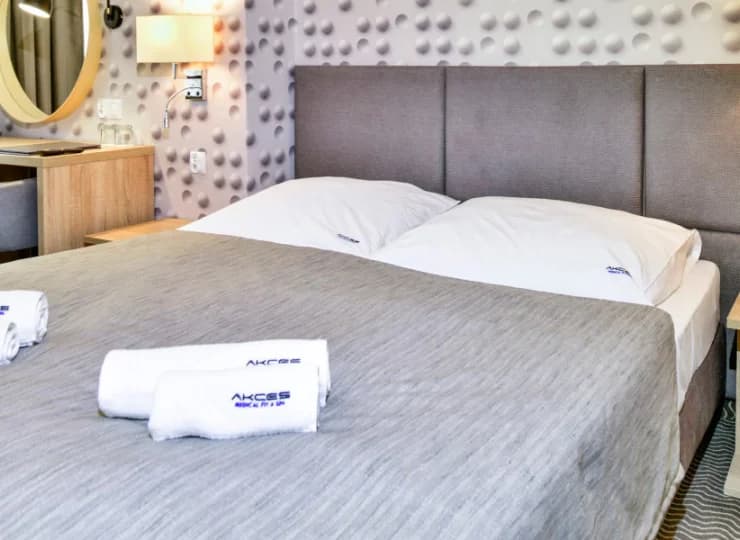 Wnętrza są wyposażone w TV, WiFi, lodówkę, telefon, radio i zestaw plażowy