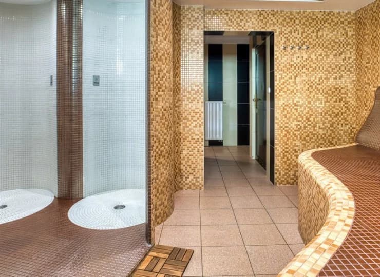 Strefę wellness wyposażono też w podgrzewane leżanki i prysznice
