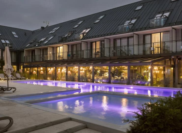 Saltic Resort & SPA Łeba posiada sezonowy zewnętrzny basen i leżaki na patio