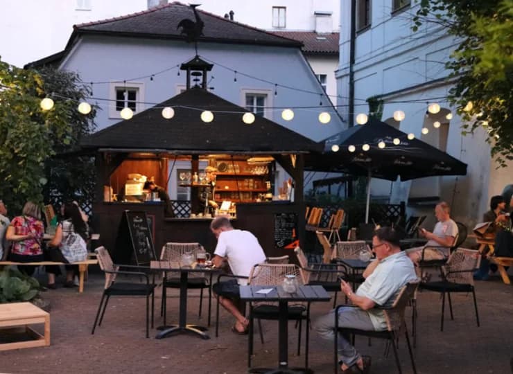 Hotel Pytloun Old Armoury**** znajduje się w zacisznej okolicy w centrum Pragi