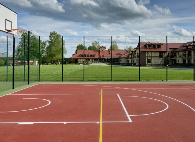 Dla aktywnych przygotowano boisko sportowe oraz zewnętrzną siłownię