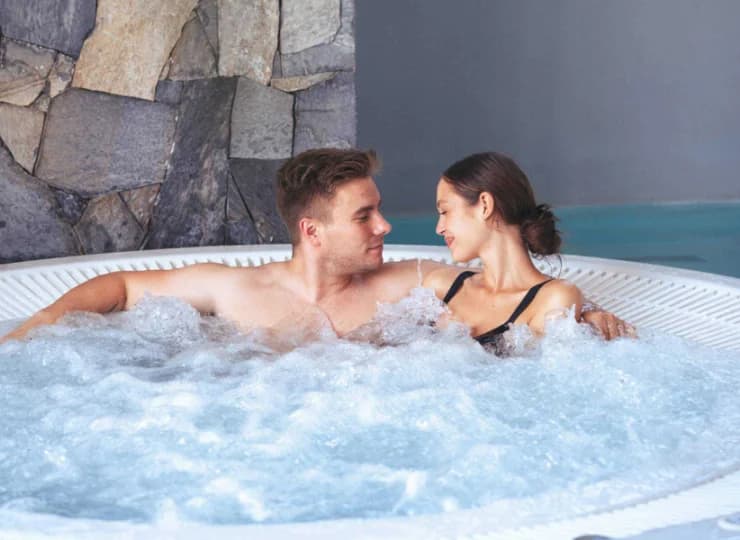 Woda w jacuzzi ma 36 stopni Celsjusza