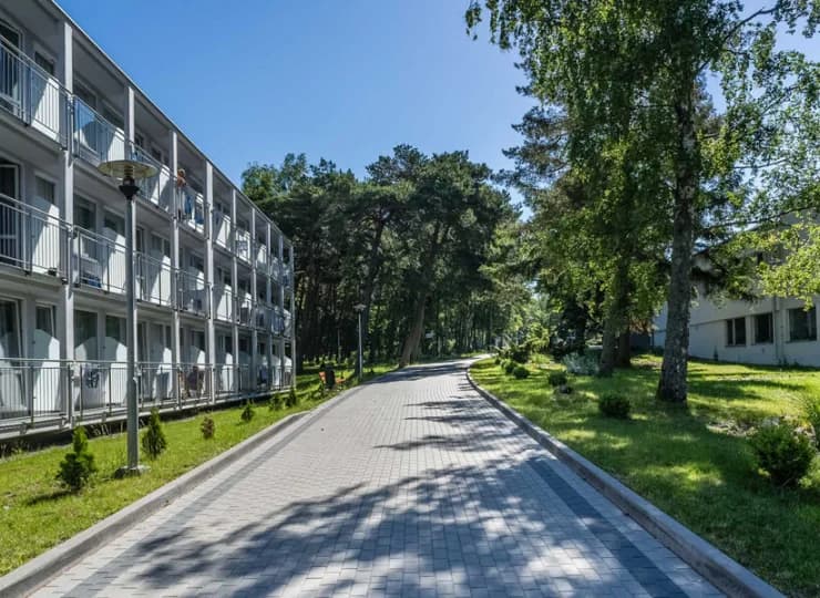 Pokoje hotelowe mieszczą się w kameralnych pawilonach otoczonych zielenią