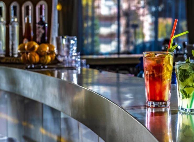 W hotelu znajduje się nowoczesny drink bar
